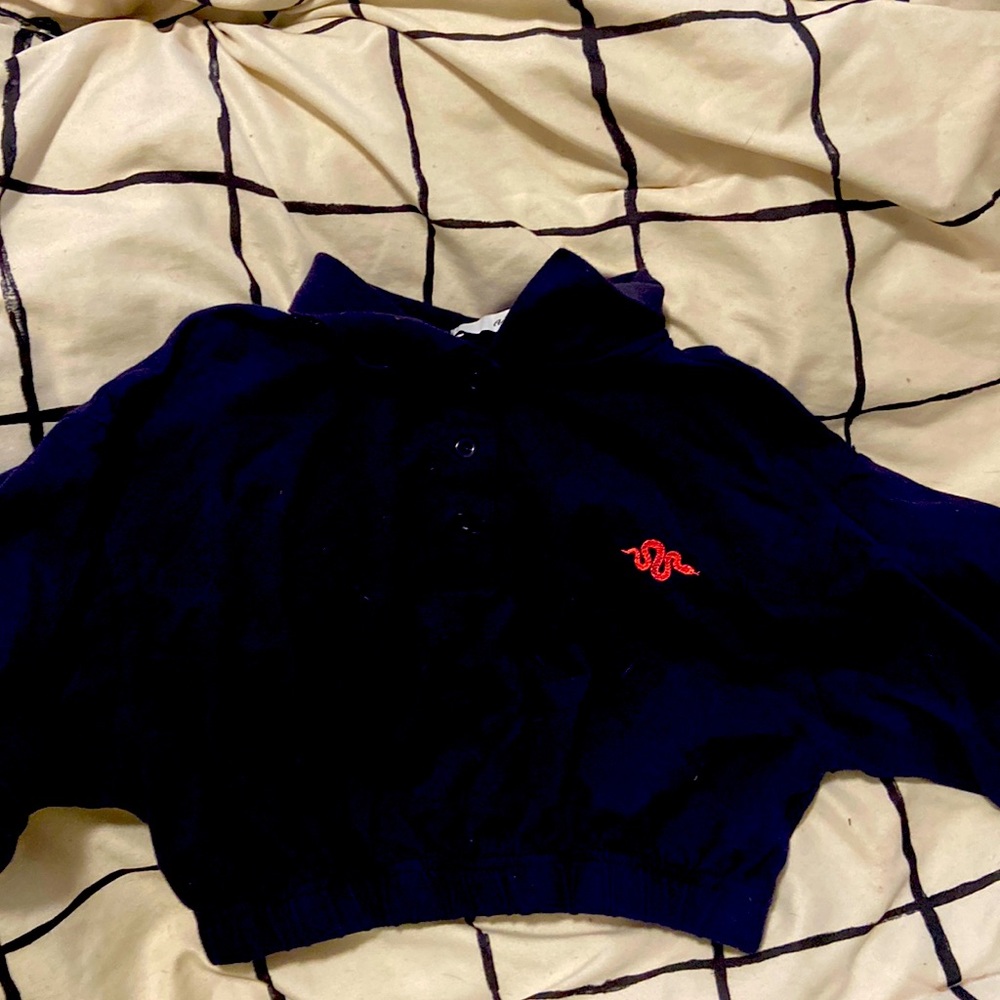 Cropped blue short sleeve t shirt with snake design in corner